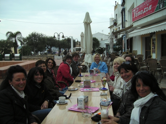 Gymnastikgruppe in Spanien - alle an einem Tisch