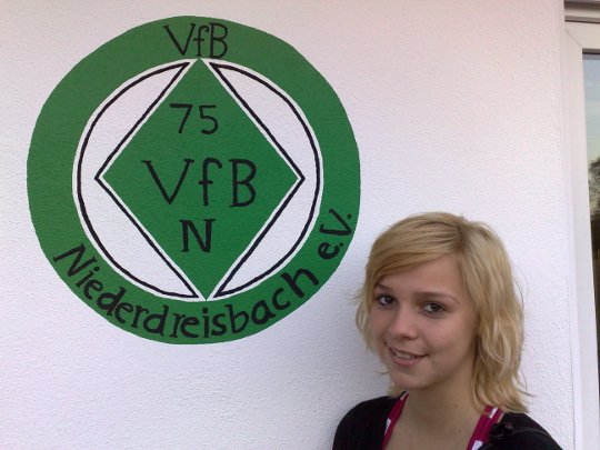 Die Künstlerin Danny und  mit dem VFB-Logo