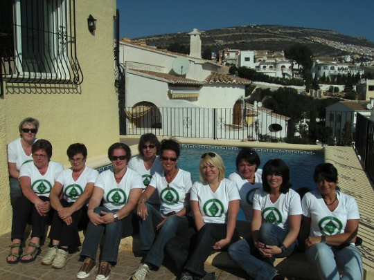 Gymnastikgruppe in Spanien - mit T-Shirts am Pool